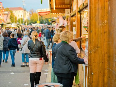 Münih, Almanya - 07 Ekim 2018: insanlar ve Fuar sürmek en büyük halk Festivali dünyada - oktoberfest.