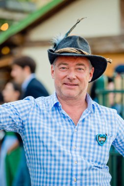 Münih, Almanya - 07 Ekim 2018: Adam dünya - Oktoberfest en büyük halk Festivali Ulusal kostüm.