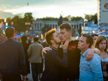 Münih, Almanya - 07 Ekim 2018: İki genç adam öpücük dudaklar en büyük halk Festivali dünyada - Oktoberfest.