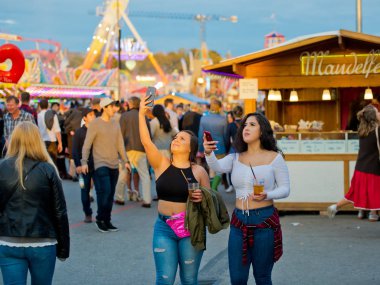 Münih, Almanya - 07 Ekim 2018: Genç kızların en büyük halk Festivali Oktoberfest - dünyanın bir selfie almak.