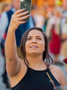 Münih, Almanya - 07 Ekim 2018: Genç kız almak bir selfie dünya - Oktoberfest en büyük halk Festivali.