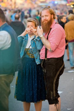 Münih, Almanya - 07 Ekim 2018: insanlar ve Fuar sürmek en büyük halk Festivali dünyada - oktoberfest.