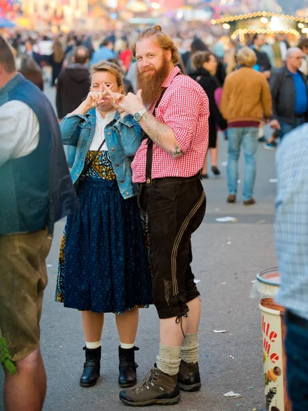 Múnich Alemania Octubre 2018 Personas Atracciones Festival Folclórico Más Grande — Foto de Stock