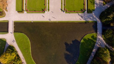 Havuzun su Park ile üstten görünüm.