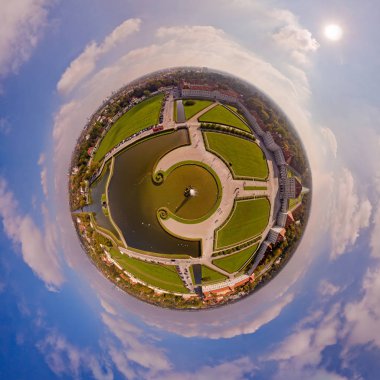 Panorama 360 derece hava at. Münih'in Nymphenburg Sarayı ve Parkı Ensemble havadan görünümü.