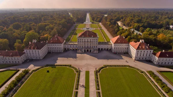 Münih'in Nymphenburg Sarayı ve Parkı Ensemble havadan görünümü.