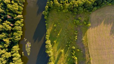 Alanlar, orman, nehir, doğanın güzel bir manzara havadan görünümü.