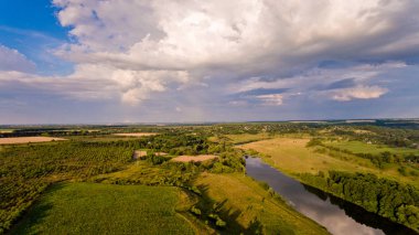 Alanlar, orman, nehir, doğanın güzel bir manzara havadan görünümü.