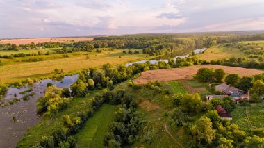 Alanlar, orman, nehir, doğanın güzel bir manzara havadan görünümü.