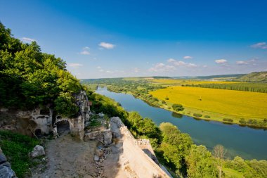 Doğanın güzel manzara. Mavi gökyüzü, sarı alan.