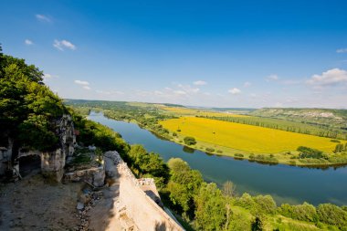Doğanın güzel manzara. Mavi gökyüzü, sarı alan.