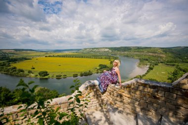 Doğa arka planı poz beyaz saçlı güzel genç kız.