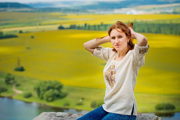 Mooi Jong Meisje Met Rood Haar Poseren Tegen Achtergrond Van — Stockfoto