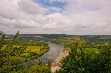 Doğanın güzel manzara. Mavi gökyüzü, sarı alan.