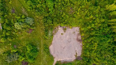 Üstten görünüm arasında yeşil çim asphalted Wasteland. Havadan görünümü.