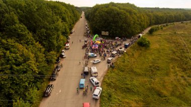 Vinnytsia Ukrayna - 23 Eylül 2018: Yıllık all-Ukraynaca döngüsü. Bir grup Bisiklet dağcılardan başında toplandı. Havadan görünümü.