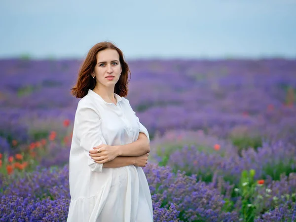 Beyaz Elbiseli Genç Kız Lavanta Alana Poz — Stok fotoğraf