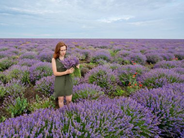 Lavanta alana poz, elinde bir buket genç kızla.