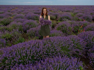 Lavanta alana poz, elinde bir buket genç kızla.