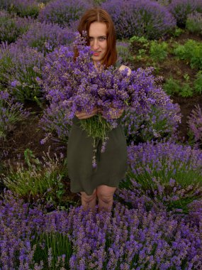 Lavanta alana poz, elinde bir buket genç kızla.