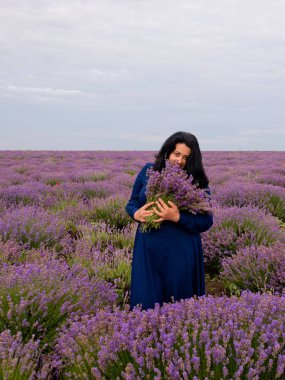 Lavanta alana poz, elinde bir buket genç kızla.