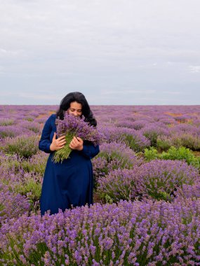 Lavanta alana poz, elinde bir buket genç kızla.