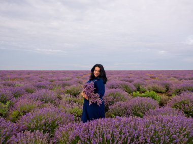 Lavanta alana poz, elinde bir buket genç kızla.
