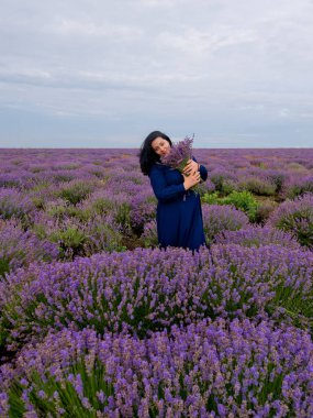 Lavanta alana poz, elinde bir buket genç kızla.