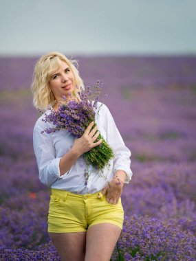 Genç kız lavanta alana poz.