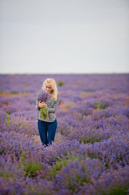 Yumuşak odak çiçek, güzel lavanta çiçek çiçeklenme. Lavanta çiçek bir buket ile şirin kız.