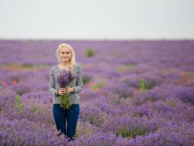 Yumuşak odak çiçek, güzel lavanta çiçek çiçeklenme. Lavanta çiçek bir buket ile şirin kız.