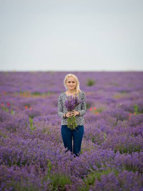 Yumuşak odak çiçek, güzel lavanta çiçek çiçeklenme. Lavanta çiçek bir buket ile şirin kız.