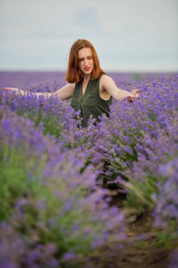 Lavanta alana poz ile genç kız.