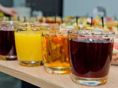 Bardaklarda renkli meyve suları.