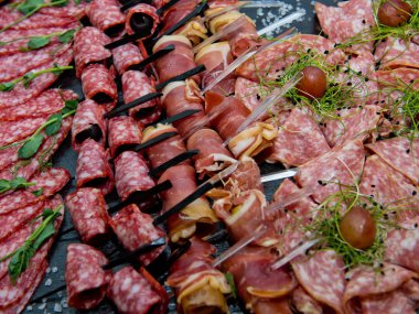 Et ve sosis kesme. Yakın çekim.