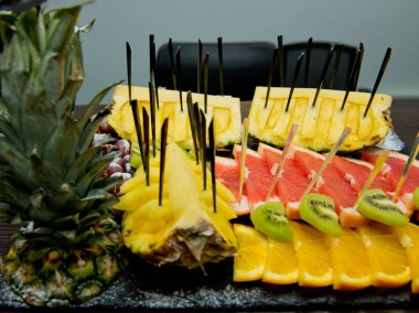 Tabakta dilimlenmiş meyve..