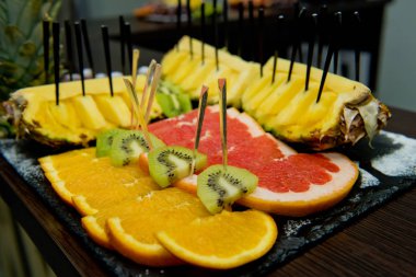 Tabakta dilimlenmiş meyve..