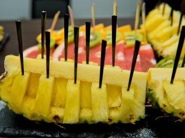 Tabakta dilimlenmiş meyve..