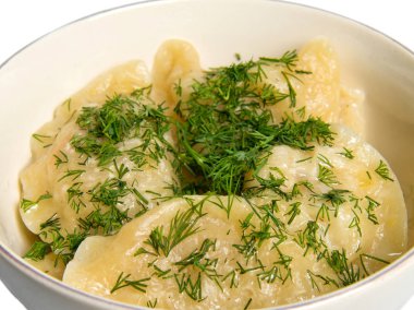 Köfte, lahana beyaz arka plan üzerinde izole bir plaka ile dolu. Yakın çekim.