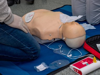 Otomatik dış defibrilatör cihazı AED kullanarak ilk yardım kardiyopulmoner canlandırma kursu.
