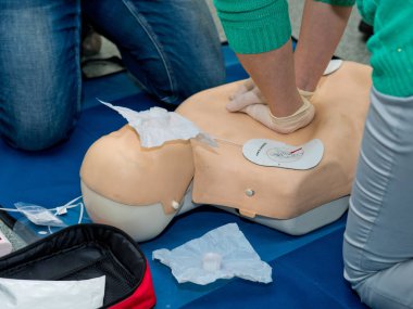 Otomatik dış defibrilatör cihazı AED kullanarak ilk yardım kardiyopulmoner canlandırma kursu.