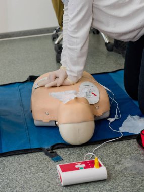 Otomatik dış defibrilatör cihazı AED kullanarak ilk yardım kardiyopulmoner canlandırma kursu.