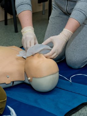 Otomatik dış defibrilatör cihazı AED kullanarak ilk yardım kardiyopulmoner canlandırma kursu.