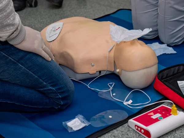 Otomatik dış defibrilatör cihazı AED kullanarak ilk yardım kardiyopulmoner canlandırma kursu.