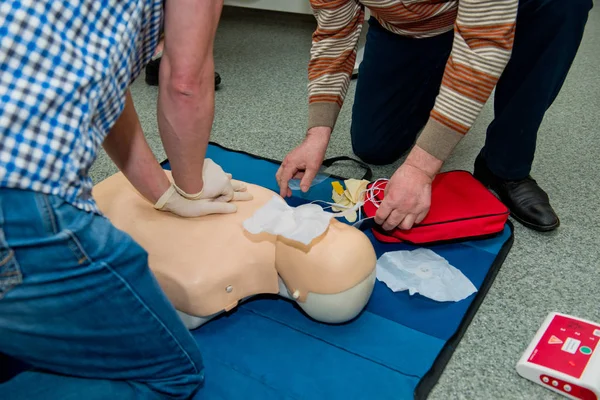 Otomatik dış defibrilatör cihazı AED kullanarak ilk yardım kardiyopulmoner canlandırma kursu.