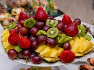 Tabakta dilimlenmiş meyve..