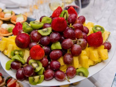 Tabakta dilimlenmiş meyve..