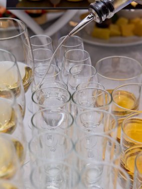 Bardaklarda güçlü alkol.