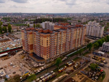 Vinnytsia Ukrayna - 29 Nisan 2019: Şehrin eteklerinde yeni apartman. Havadan görünüm.