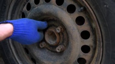 Araba tamircisi tekerlek cıvatalarını söküp.